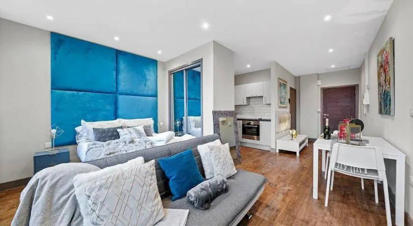 Marble DELUXE - City Centre Apt- Parking & Wifi - Image 1