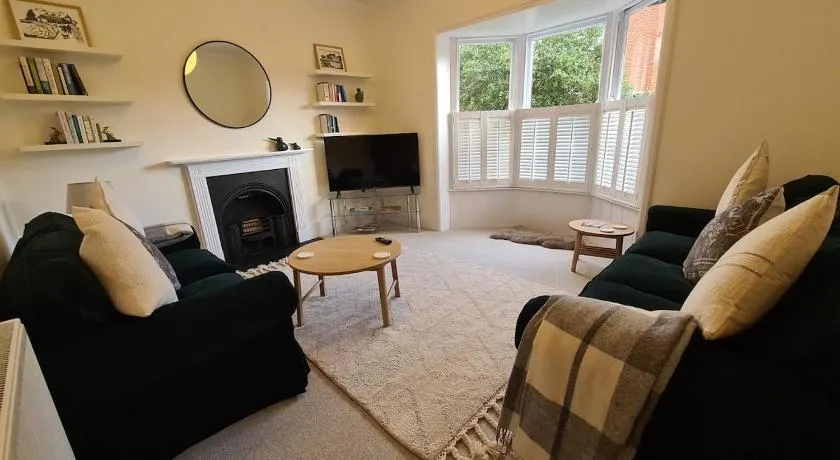 The Shrubbery-Superb Modern home-6 beds-sleeps 11 - Image 1