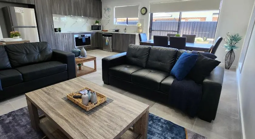 Lbarza Elegant Family 3BR Townhouse close to shopping centre Kialla - Image 1