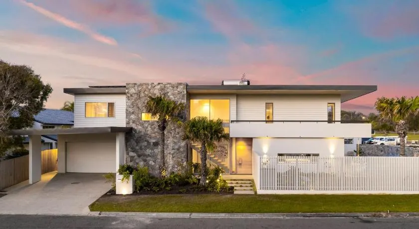 Solana - 5 Bedroom Luxury Beachside Escape in East Ballina - Image 1