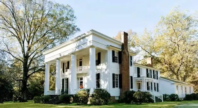 Chantilly Bed and Breakfast - Image 1