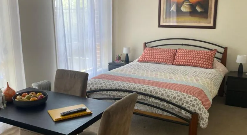 Private room with ensuite and parking close to Wollongong CBD - Image 1