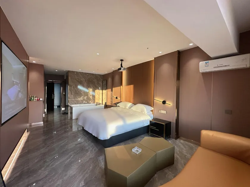 RICH Hotel - Image 1