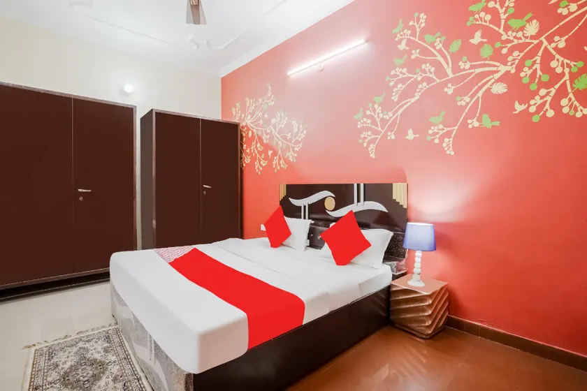 OYO Flagship 79912 Dev Palace Hotel - Image 1