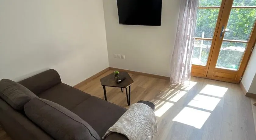 Logement lumineux rénové à neuf - Image 1