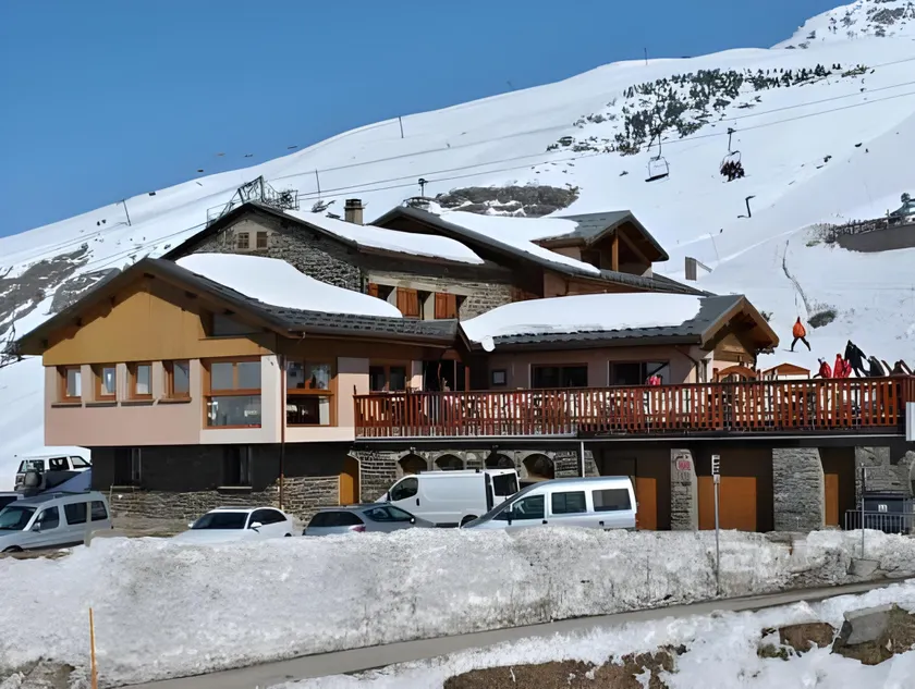 Hillary Hotel - Image 1