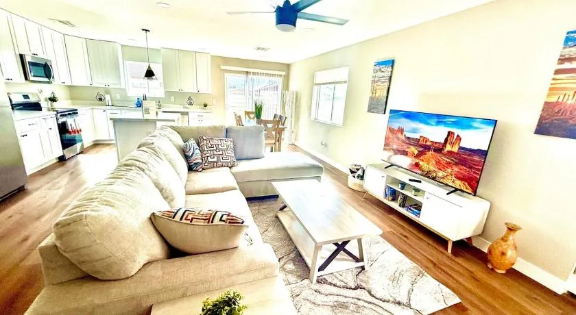 Modern Desert Retreat - 12 Min to DT & Airport - Image 1