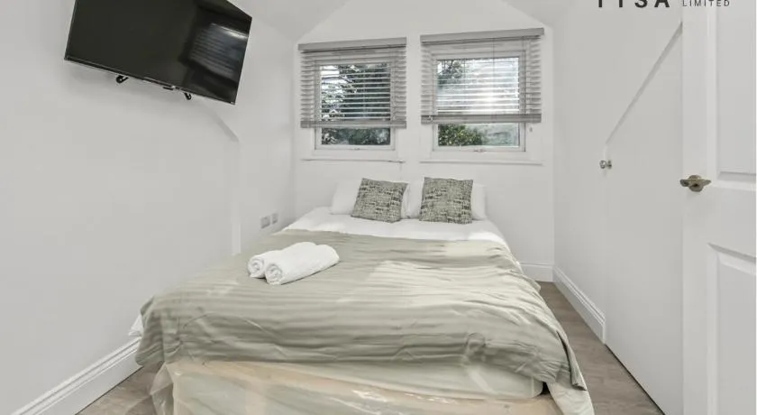 Modern Studio with En-Suite & Kitchenette - Norwood Junction - Kings Road 5 - Image 1