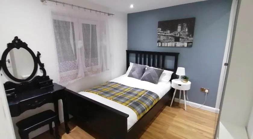 Lovely 2-Bed Apartment in Coventry - Image 1