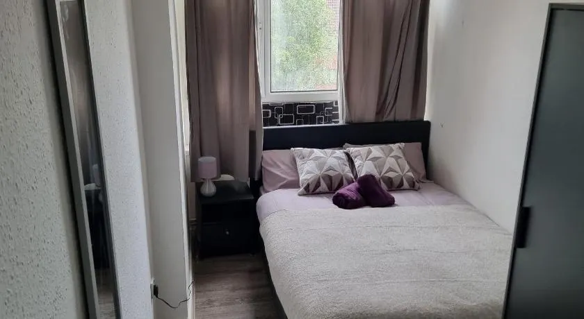 Cosy Near town - Image 1