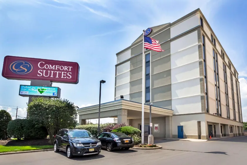 Comfort Suites at Woodbridge - Image 1