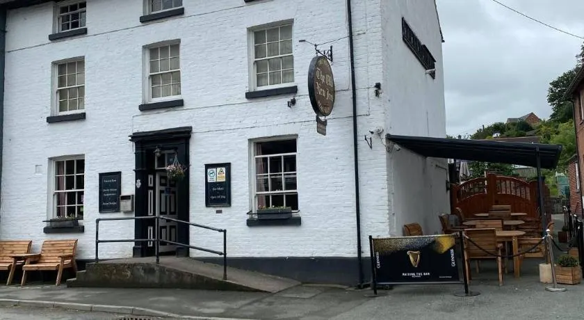 Old New Inn, Llanfyllin - Image 1