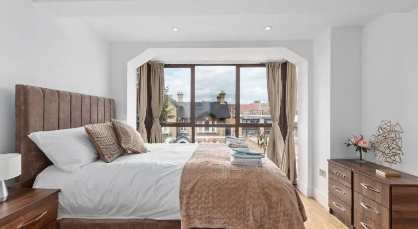 Modern Two Bedrooms Flat in Kingston KT2, London - Image 1