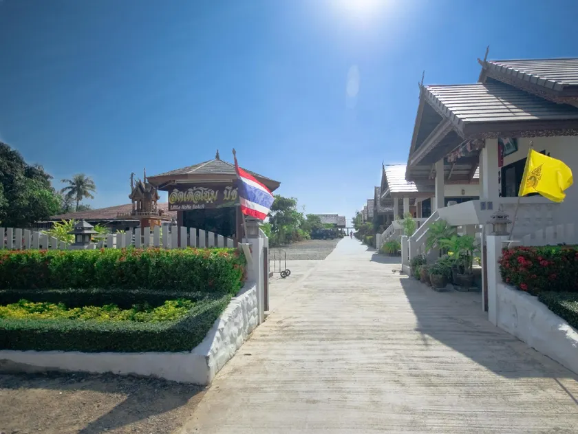 Little Home Beach - Image 1