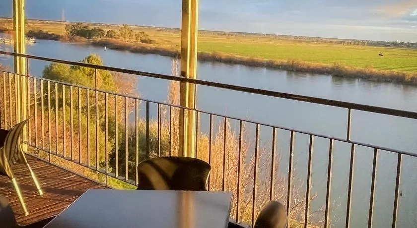 Tailem Bend Riverside Hotel - Image 1