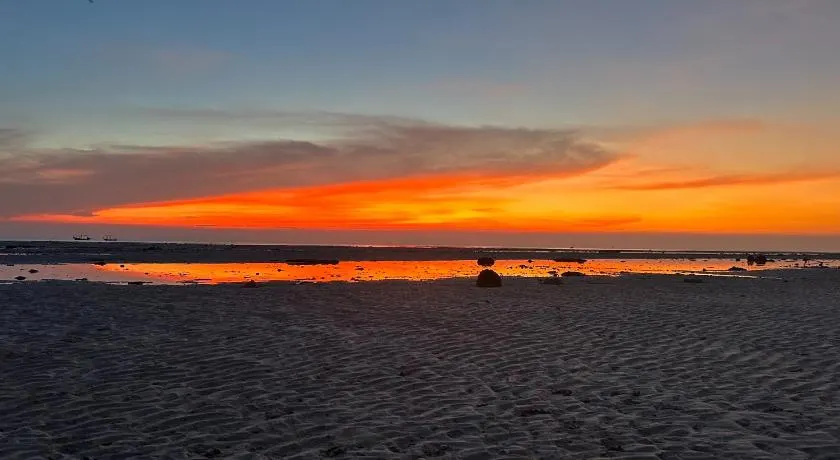The Dreamcatcher Hostel Nathon SamuiSunset - Image 1