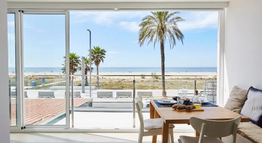 Sunny Beachfront Escape - Image 1
