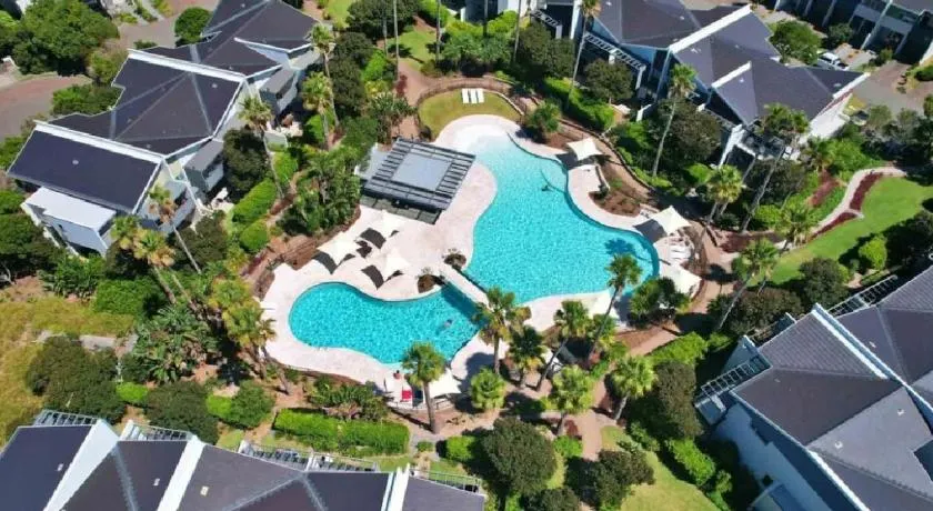 Luxe Beachfront Retreat | 4BR (10ppl) w/Terrace & Resort Pools - Image 1