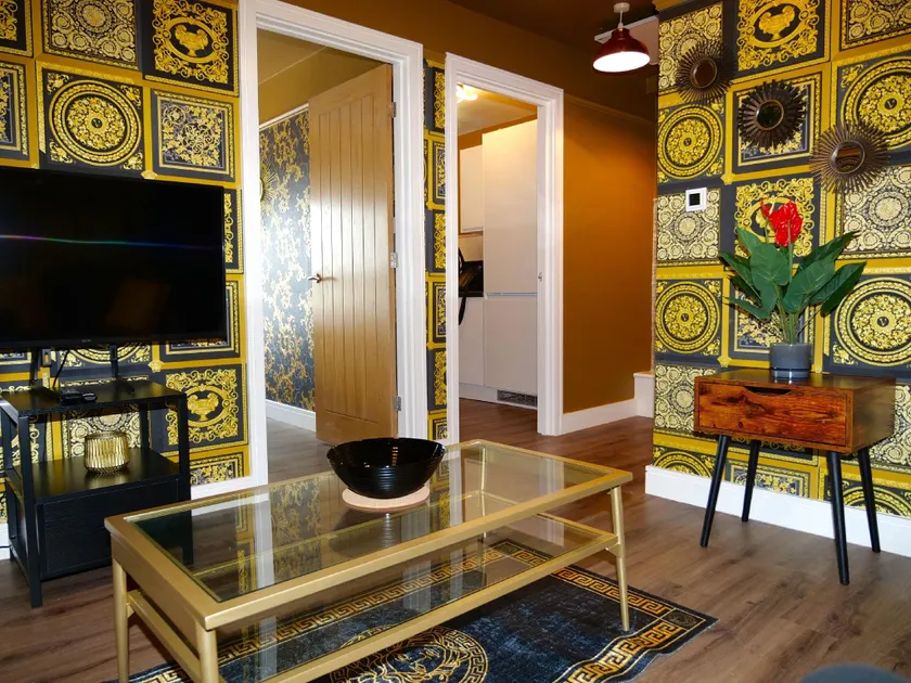 Sexy Luxurious Versace Apartment Near Sheffield - Image 1