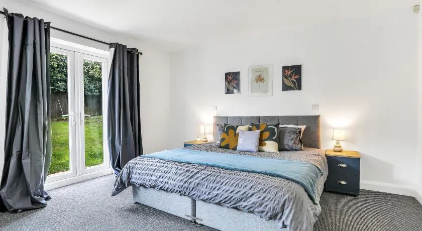 Comfortable 3-Bed Dormer Bungalow Family & Business Friendly - Image 1