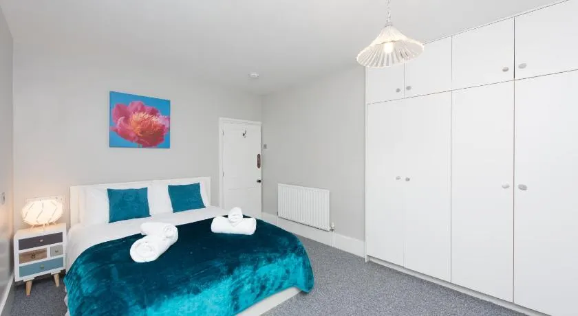 Spacious one bedroom apartment with a sofa bed offering a sea view sleeps four - Image 1