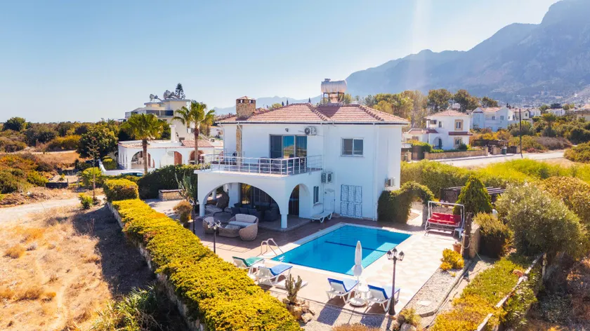 Homely Coastal Retreat with Stunning Views - Image 1