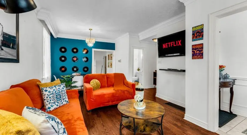 80's Retro Toronto Time Capsule - 2 Bedrooms - Image 1