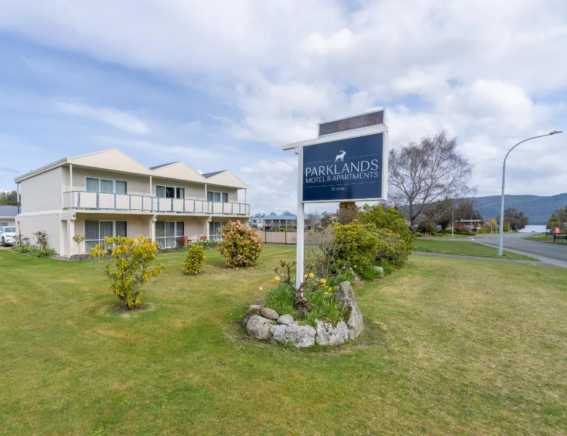 Parklands Motel & Apartments Te Anau - Image 1