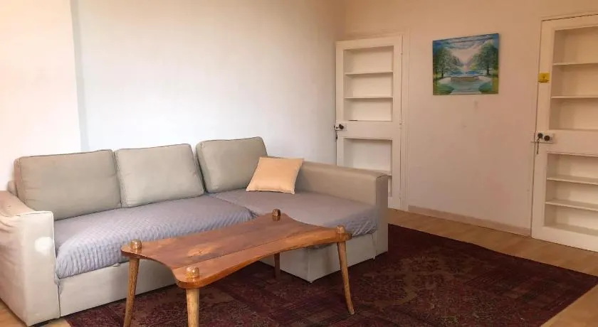 Maison charmante à Saint-Germain-de-Lusignan, parking privé - Image 1