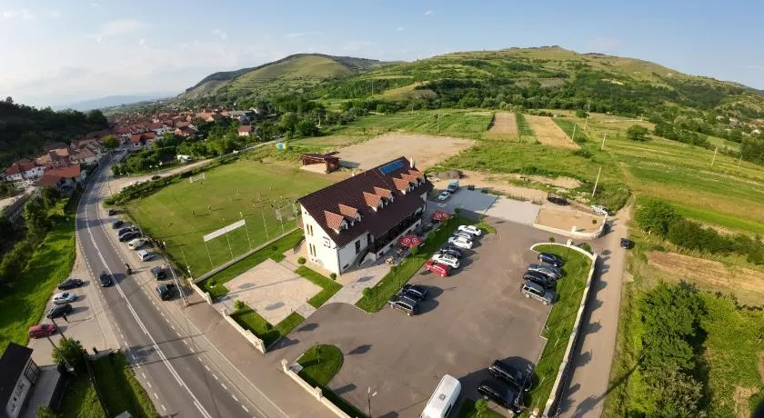 Martini Restaurant & Cazare - Image 1
