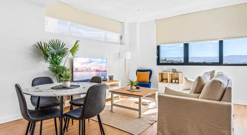 Bright & Breezy Lakeview Retreat in Shellharbour - Image 1