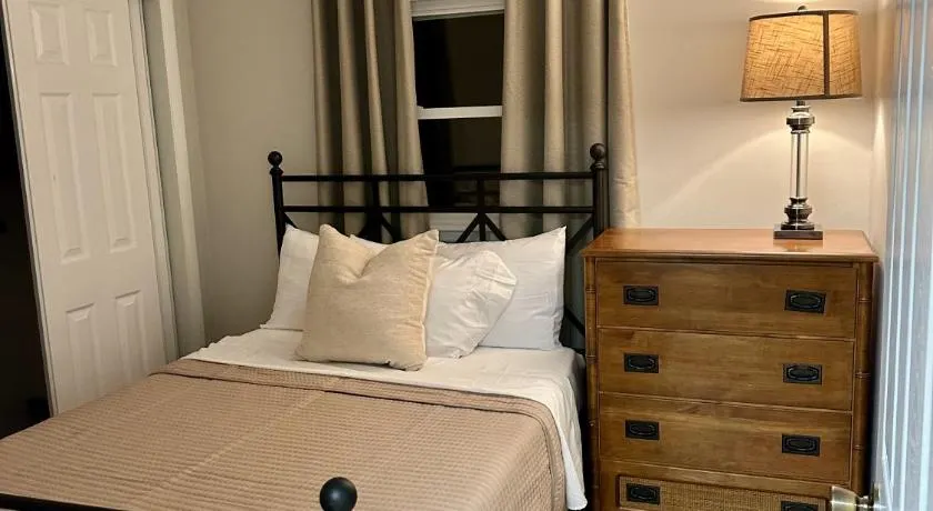 Charming and Convenient 2br 1ba apt - fully furnished and equipped - fast Internet - Image 1