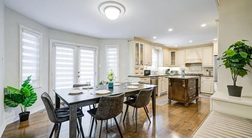 Upper-Level Classic House in Richmond Hill - Image 1
