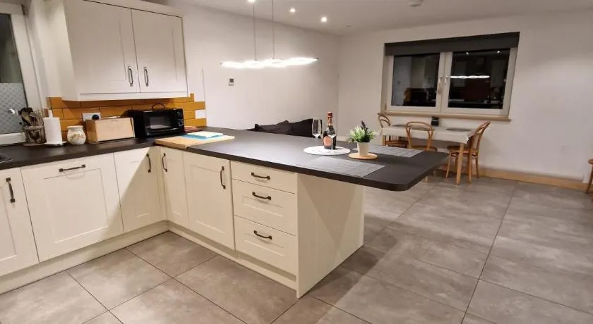 Modern two bedroom house - Image 1