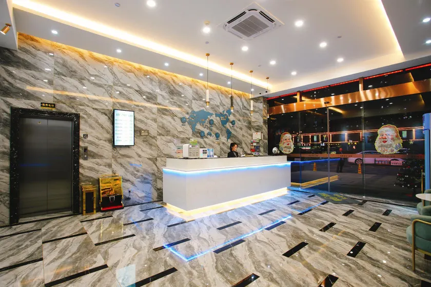 Monochrome Hotel Tengzhou Bus Terminal - Image 1