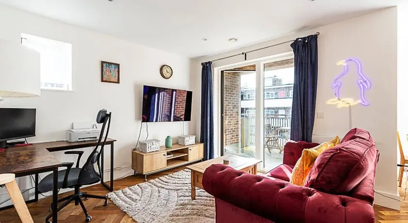 Chic Crystal Palace Flat with Balcony & Workspace - Image 1