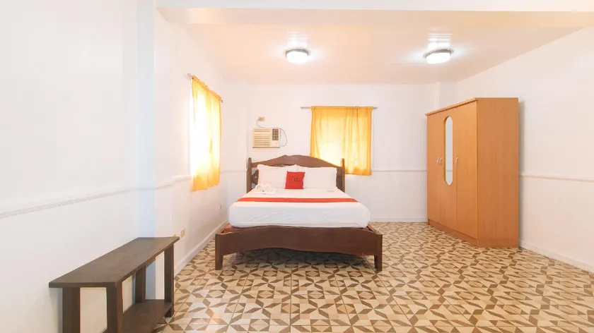 RedDoorz @ Moss Hotel Guevarra Dasmarinas - Image 1