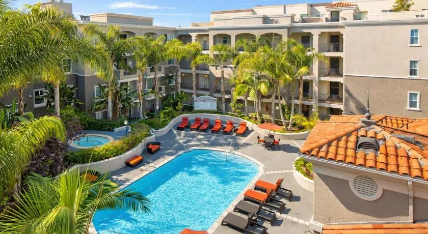 Resort Style 1 & 2 Bedroom Living Near Venice & MDR with Pool & Gym - Image 1