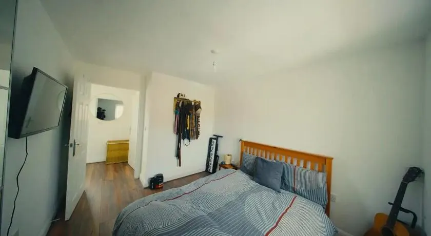 Cosy Private New Build Ensuite with Driveway, 15 min Walk to City Centre, Dedicated Parking - Image 1