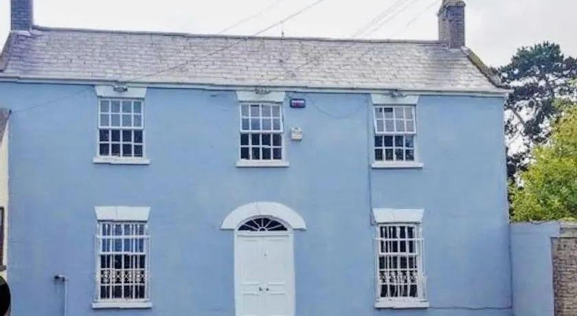 3 Bed House in Kildare Sleeps 9 with Parking - Image 1