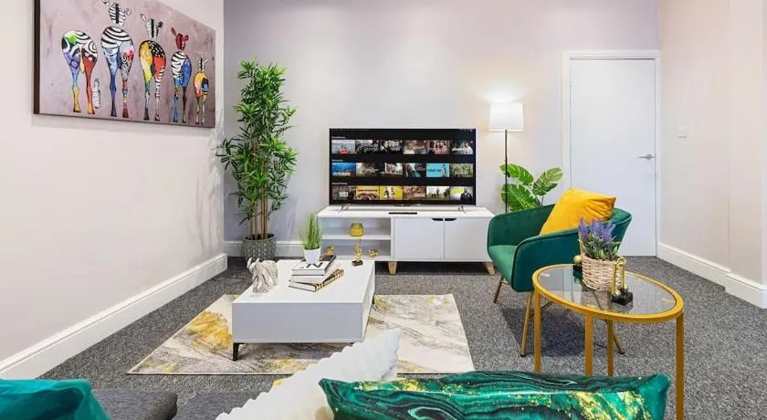 Immaculate 2BR London Flat with King Bed-Parking Available-Sleeps 6-20 Percent OFF Off Long Stays! Perfect for Families, Contractors & Couples! - Image 1