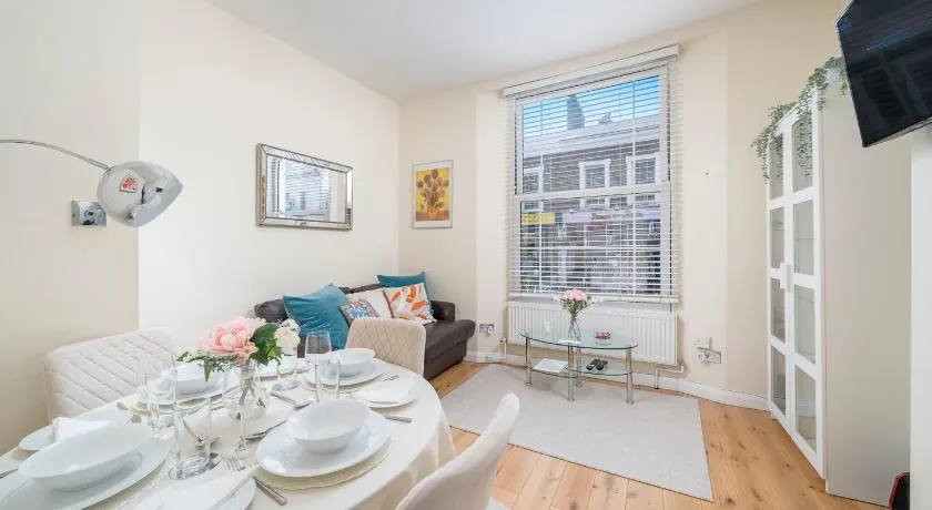 Notting Hill & Hyde Park, Chic 2 DBL bedroom, 1 minute to Tube - Image 1