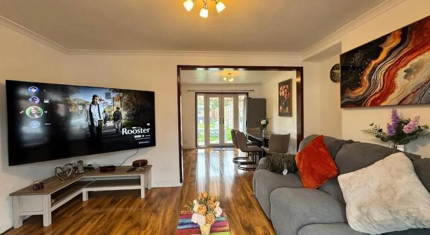 Entire Home Near Gatwick with Free Parking - Image 1