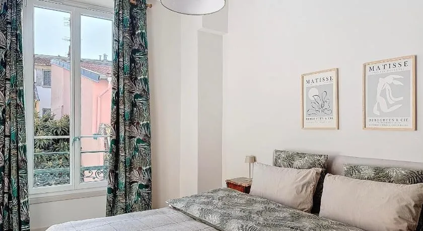 Charming 2-Bedroom Retreat Near City Center with Excellent Transport Links - Image 1