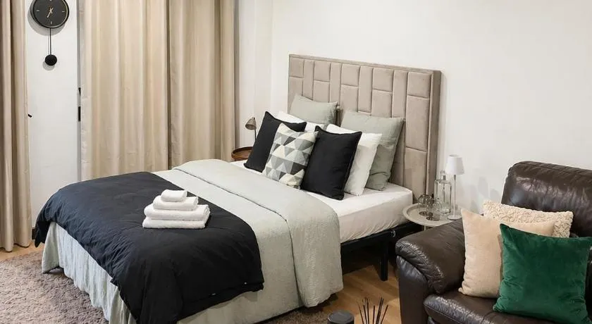 Quarto Premium em Casa Moderna - Conforto & Design - Image 1