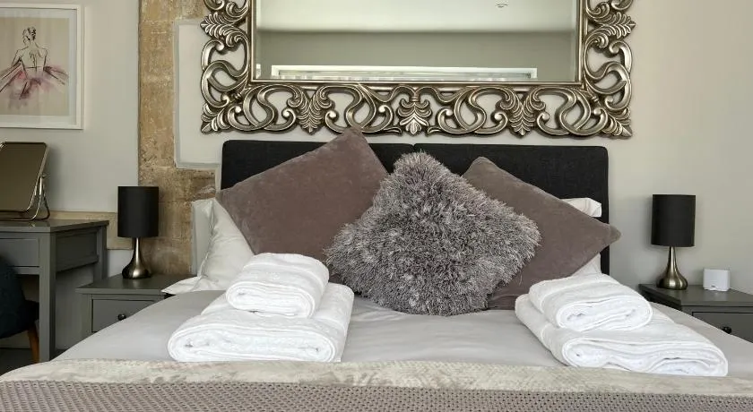 Cosy countryside stay near Bath with free parking - Image 1