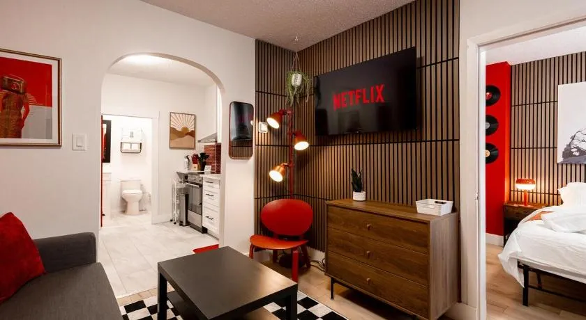 Retro-Chic Hideaway - Walking Distance To Stampede - Image 1