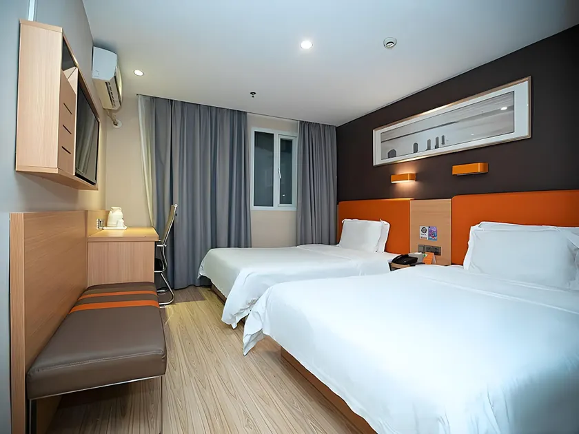7 Days Premium Hotel Guangzhou Pazhou Convention and Exhibition Center Tangxia BRT Metro Station - Image 1