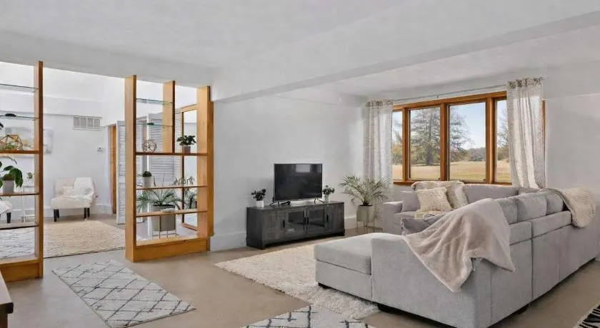 White Stone House: Pet-Friendly Home on 10 acres! - Image 1