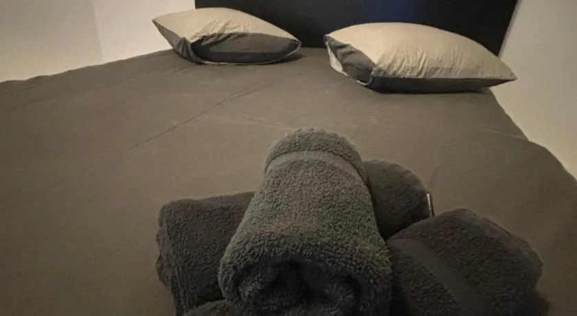 Modern 1BR and Sofa Bed Near Airport - Image 1